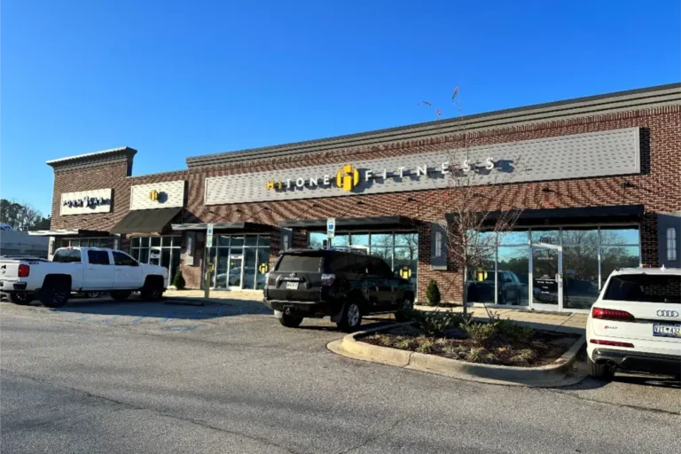 Entrance of a Hitone fitness gym.