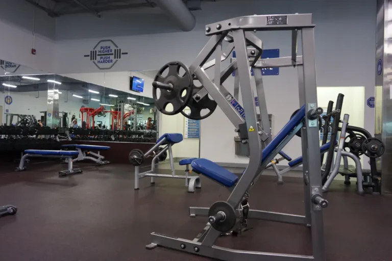 A shoulder press, ready for use.