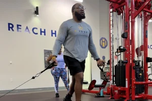 Man with glasses and Hitone Gym Sweatshirt working out.